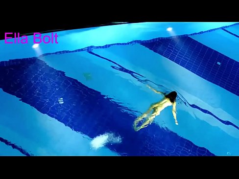 ❤️ No puedo dejar de mirar, joven rubia pillada nadando desnuda en la piscina del complejo ELLA BOLT Porno en es.hentaiteca.ru ❌️