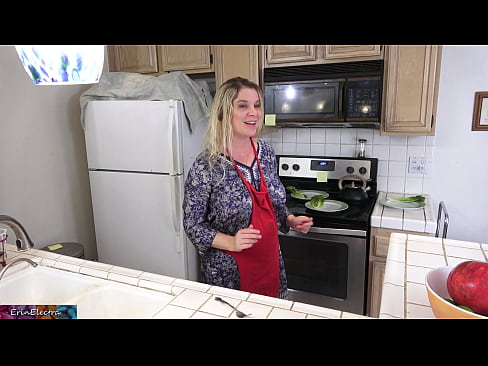 ❤️ Madrastra ordeñándole en la cocina antes de su cita Porno en es.hentaiteca.ru ❌️